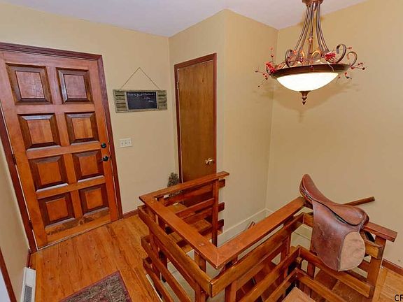 4th image of 33 Simmie Ln