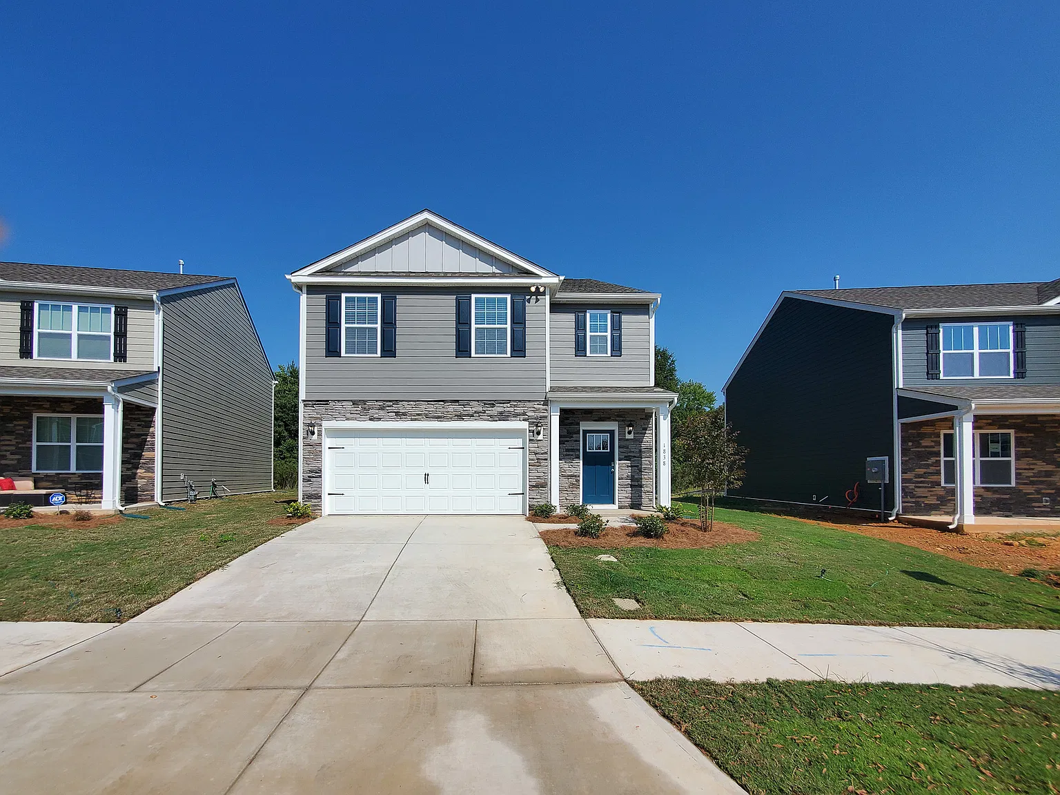 5 bed, 2361 sqft, $2,450 — Photo 2
