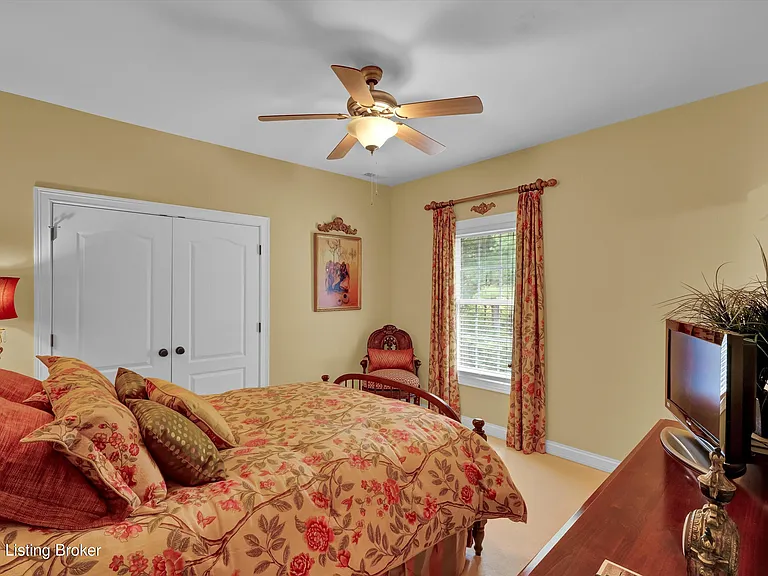 560 N Hubbards Ln — Photo 39