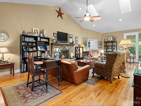 5th image of 212 Waterside Dr