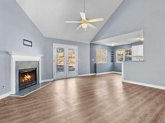 3rd image of 405 Christopher Ln