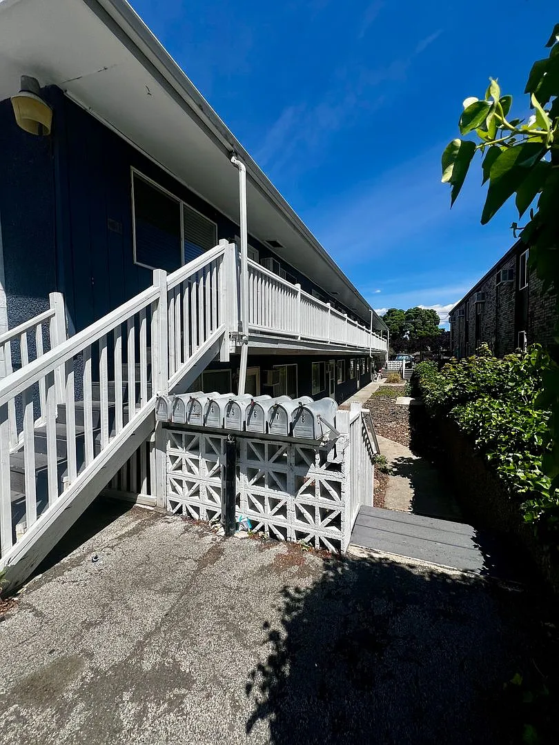 13 S 9th Avenue - Yakima WA — Photo 1