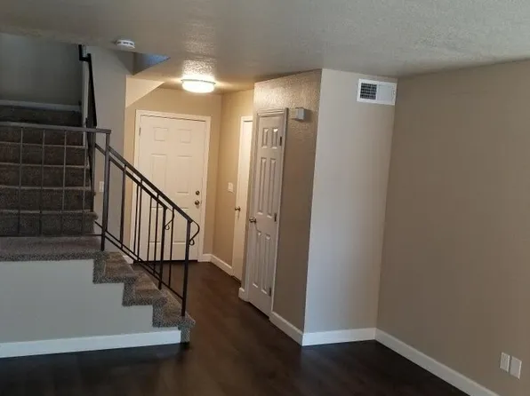 1080 Memorial Dr APT B, Hollister, CA 95023