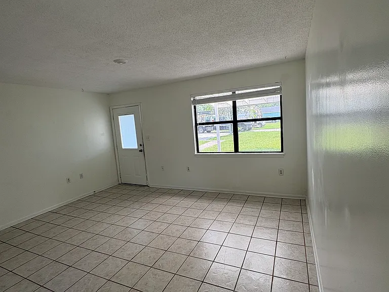 502 Chateau Cir — Photo 3