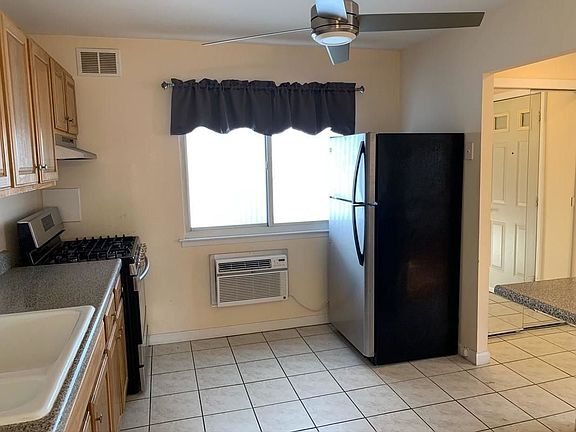 4th image of 578 Mayfair Dr S #2