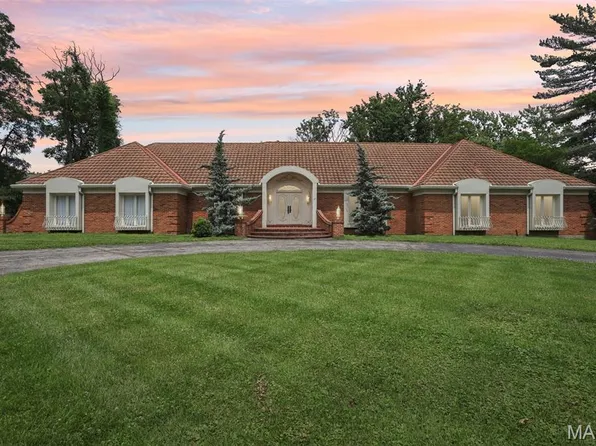 27 Meadowbrook Country Club Est, Ballwin, MO 63011