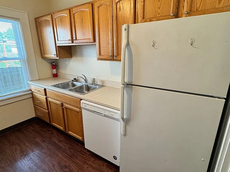 207 E Broadway Ave — Photo 13