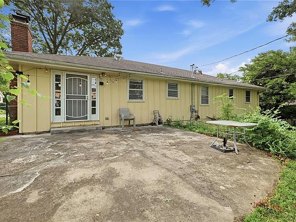 5th image of 10936 Myrtle Ave