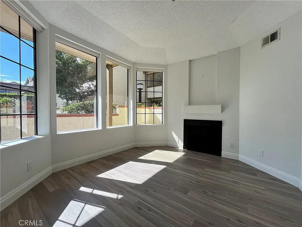 1 bed, 870 sqft, $3,000 — Photo 2