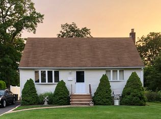 339 N 6th St, Lindenhurst, NY 11757