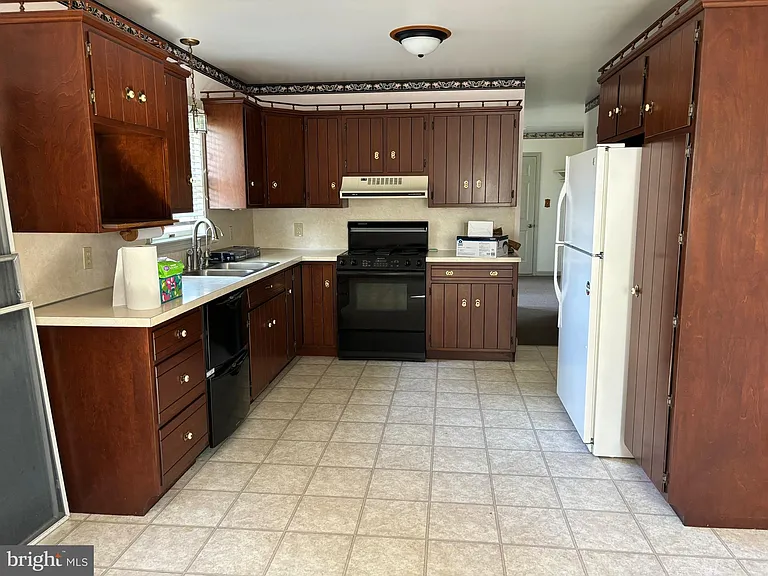 23 Sherrard Dr — Photo 3