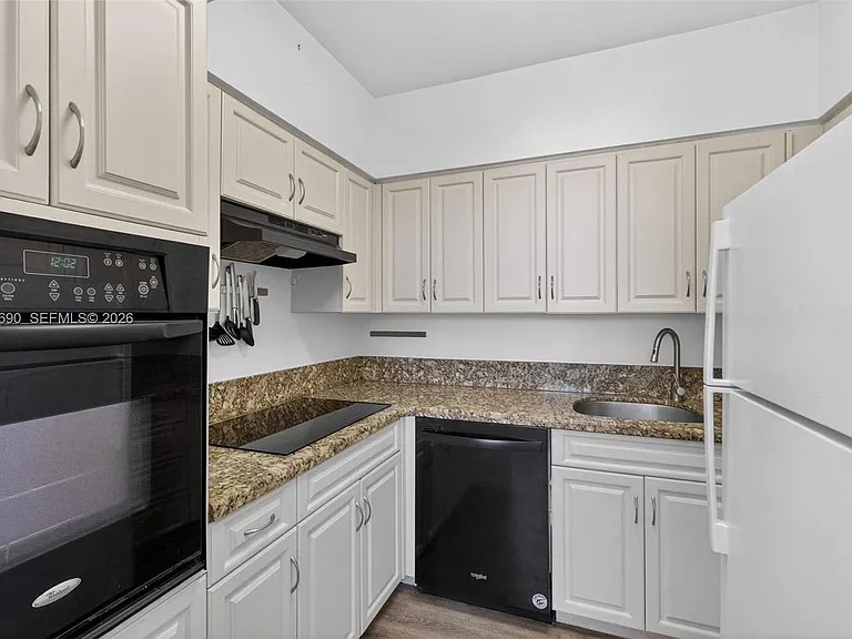 7441 Wayne Ave #8J — Photo 14