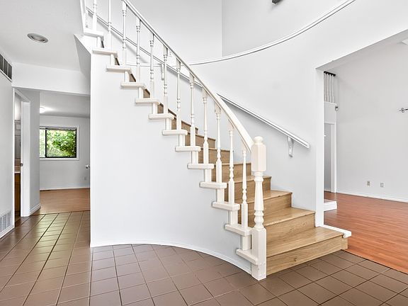5th image of 16327 Northglen Close