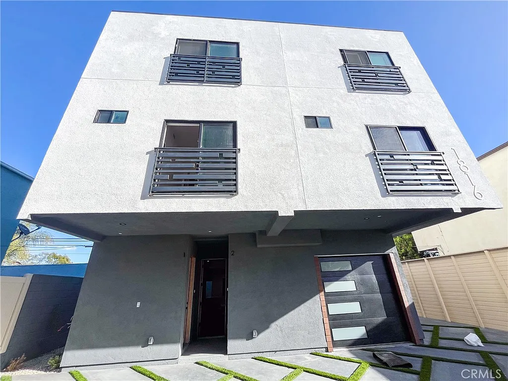 3 bed, 3.5 bath, 1480 sqft, $4,300 — Photo 2