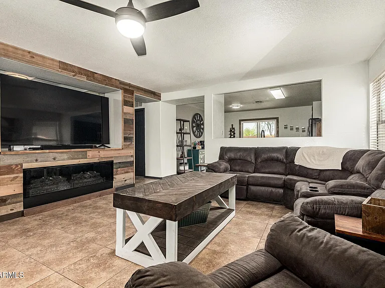3032 W Red Fox Rd — Photo 6