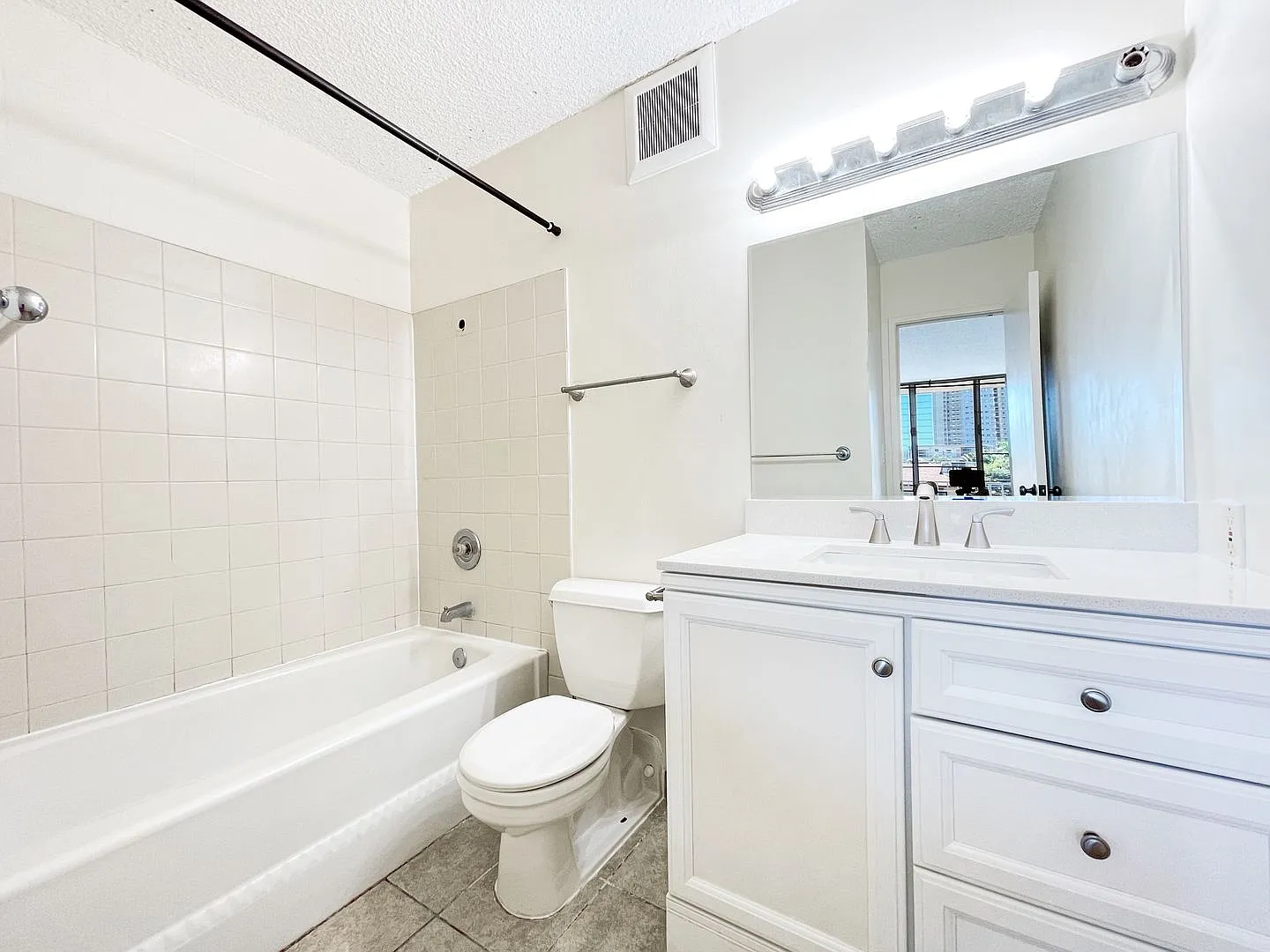 Makiki Condo with Parking and A/C — Photo 4