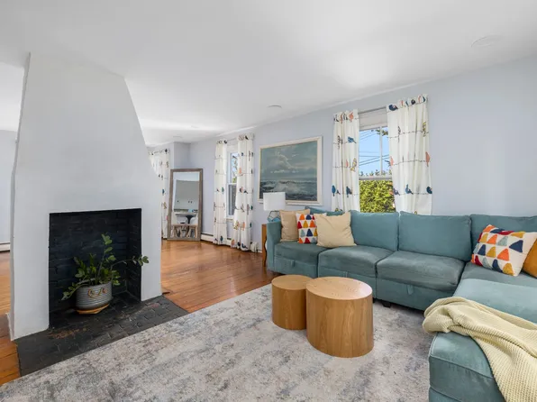 37 Concord Dr, Middletown, RI 02842