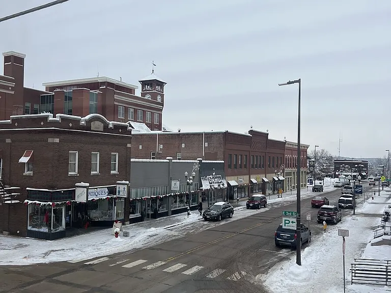 301 Main St E — Photo 4
