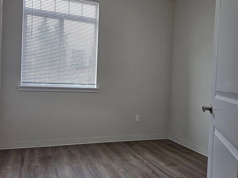 60 Alder Ave — Photo 4
