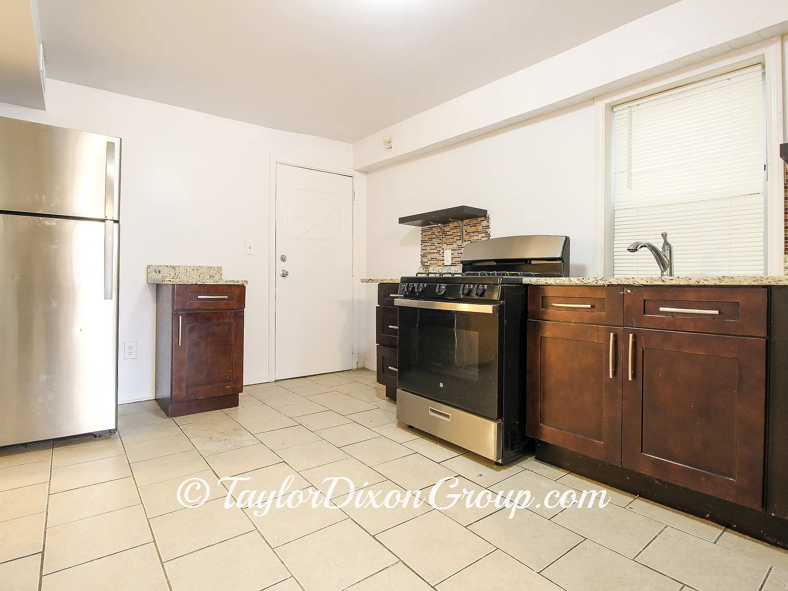 3 bed, 700 sqft, $1,400 — Photo 1