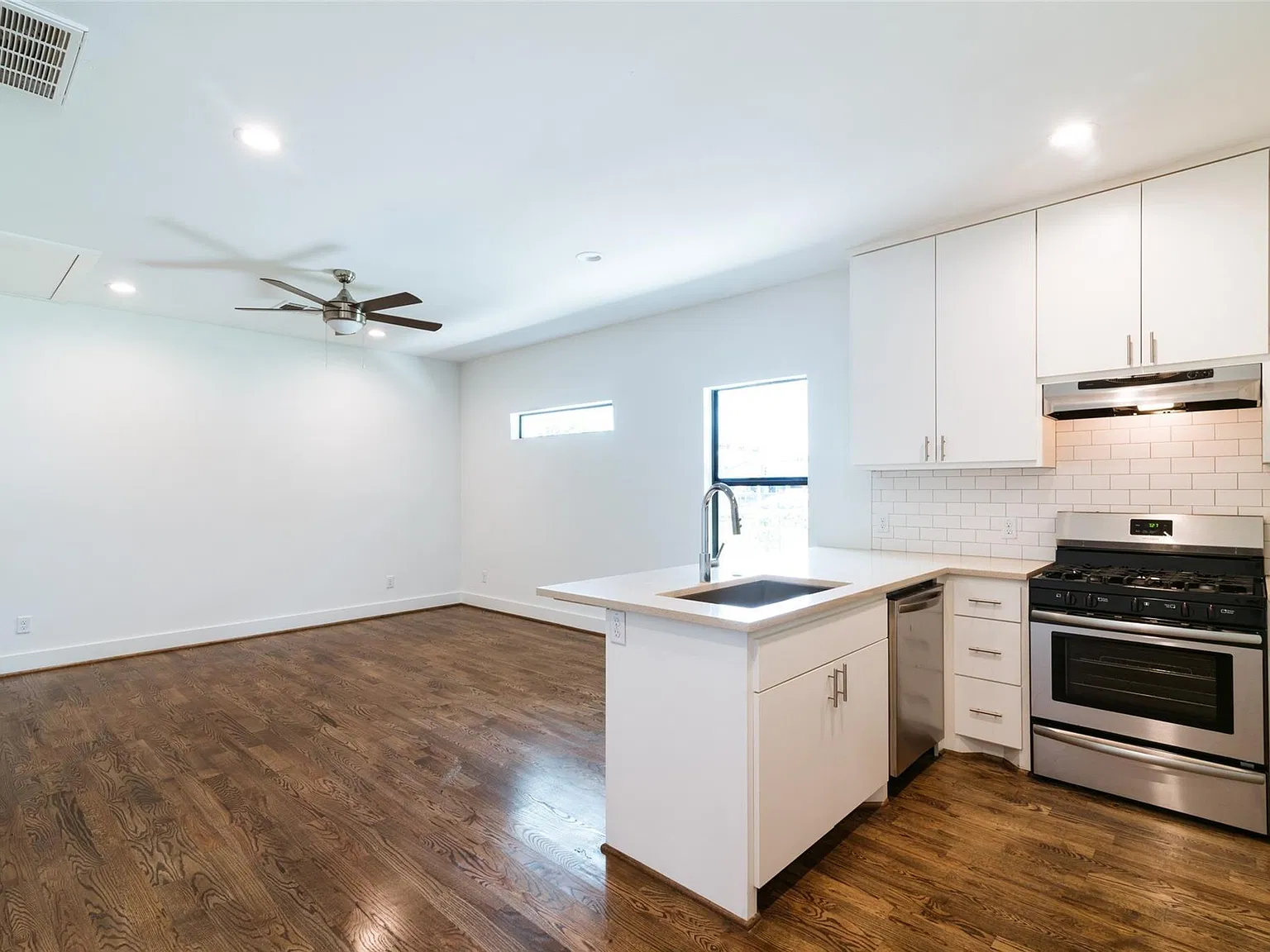 1 bed, 1.0 bath, 735 sqft, $1,365 — Photo 1