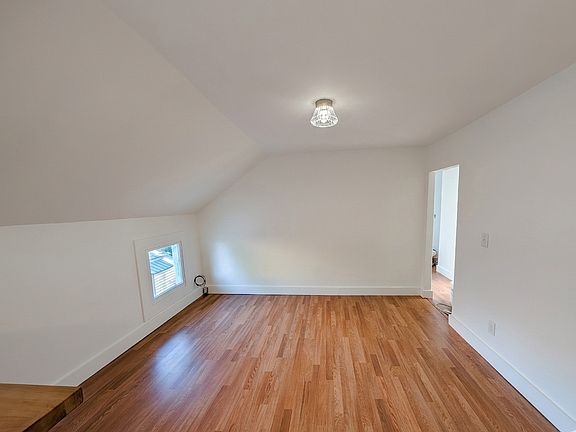 3rd image of 1023 NE Webster St