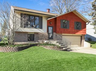 750 Macarthur Dr, Buffalo Grove, IL 60089