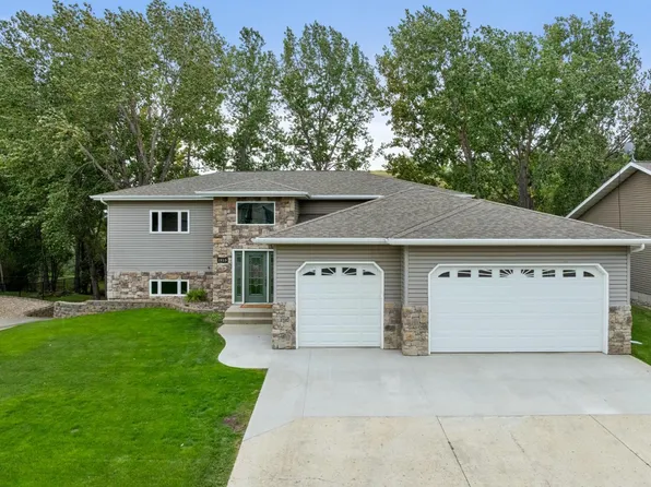 1325 Golden Valley Ln, Minot, ND 58703