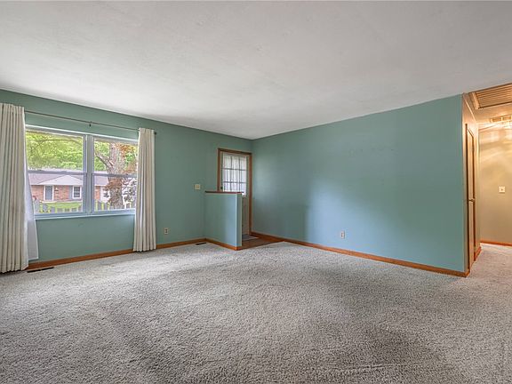 3rd image of 4454 Hillcrest Dr