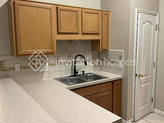 5th image of 706 Fisher Dr
