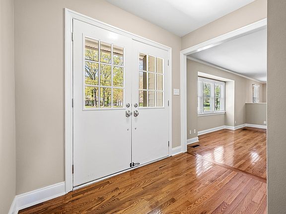 3rd image of 906 Country Club Dr