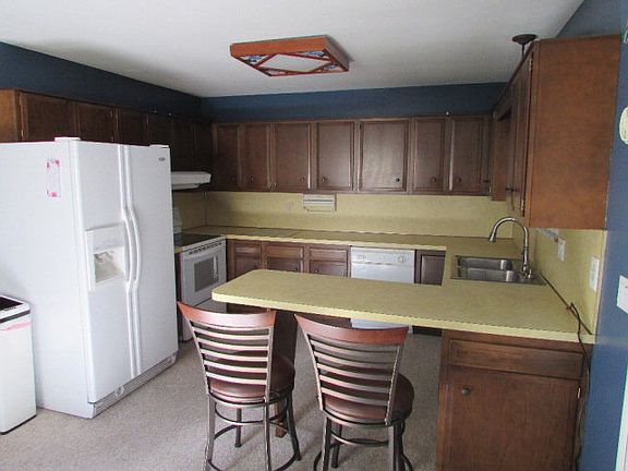 3rd image of 812 New River Dr