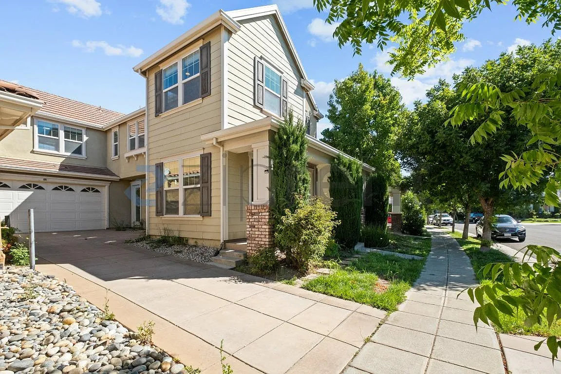3 bed, 2.5 bath, 2220 sqft, $2,974 — Photo 2