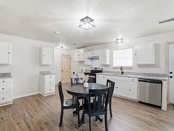 3rd image of 517 Sandy Oaks Rd