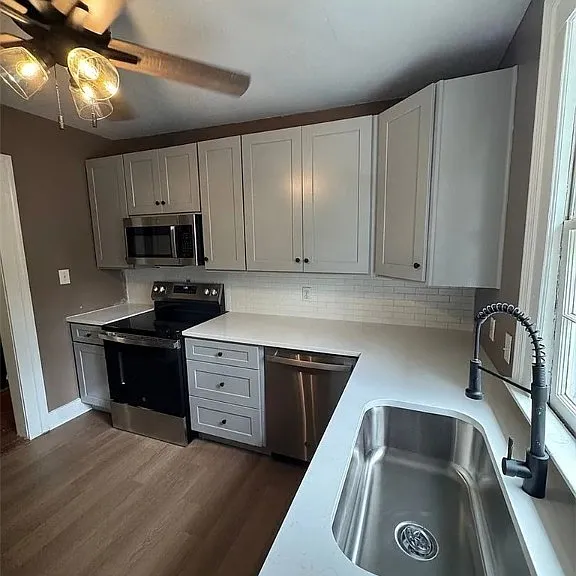 114 W Henry St #B — Photo 7