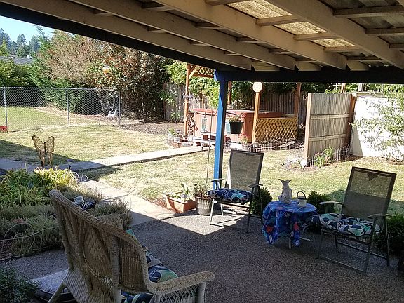 Hot tub w/gazebo in rear