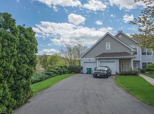 11 Eagles Nest Ln, Hamburg, NJ 07419