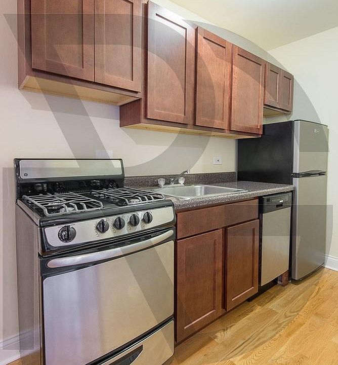 1st image of 819 W Cornelia Ave #U109