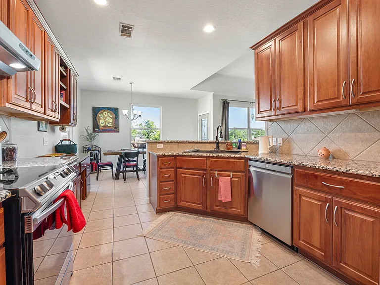 611 Newport Dr — Photo 4
