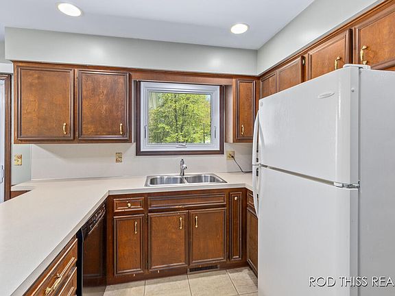 5th image of 9497 Marylou St