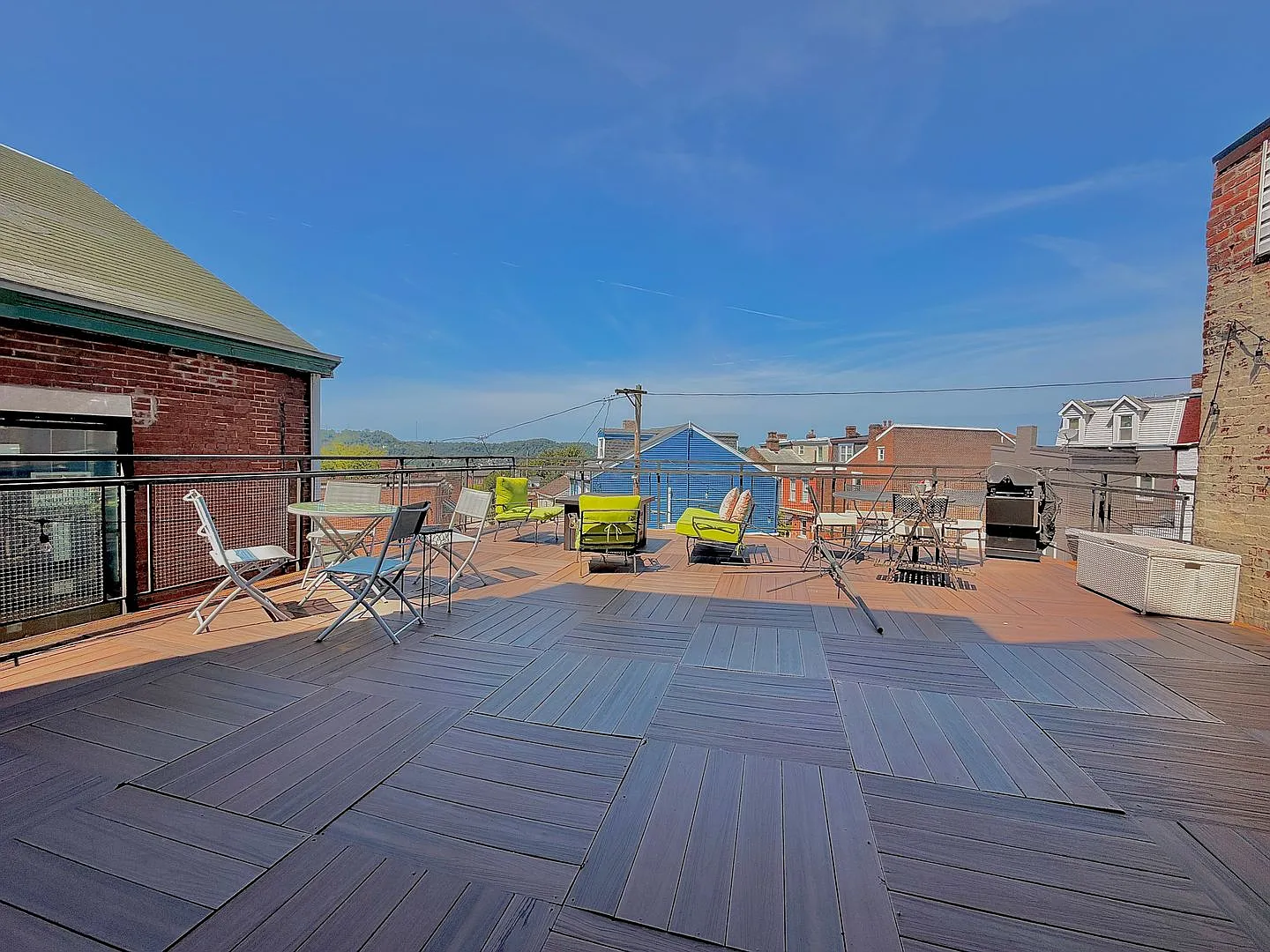 HUGE 2 Bedroom + Bonus Room + HUGE Deck + Covered Parking — Photo 2