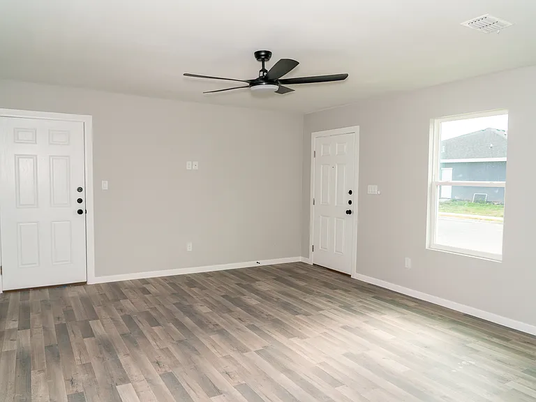 900 Crestview St #B — Photo 11