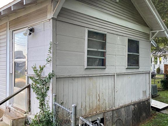4th image of 1838 E Grand St