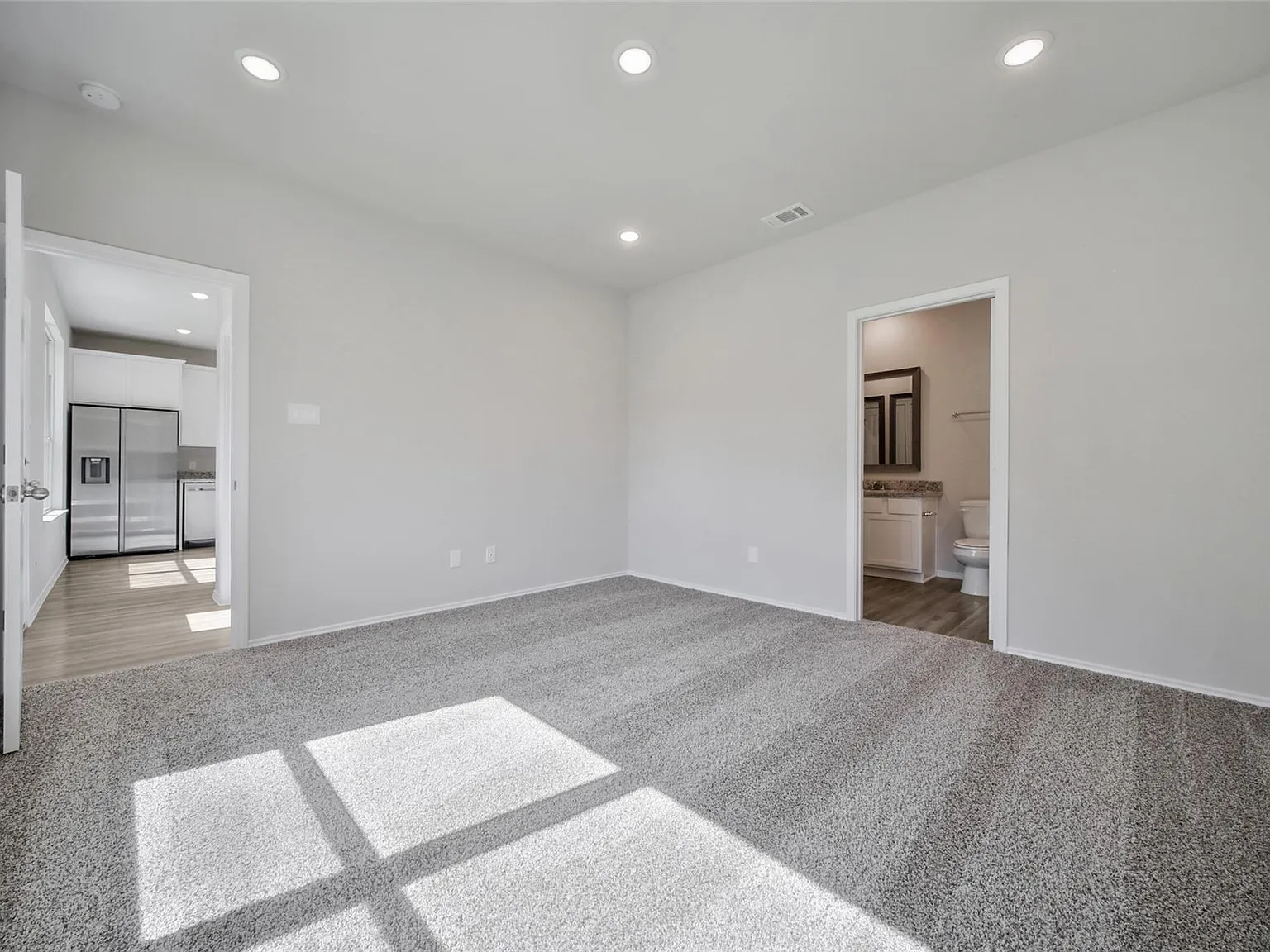 4 bed, 2.5 bath, 1820 sqft, $1,900 — Photo 3