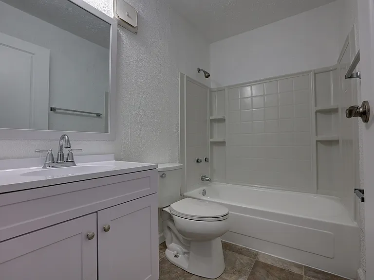 English Village Apartments — Photo 10
