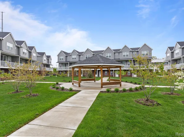 3973 Trailwaycommons Cir, Auburn Hills, MI 48326