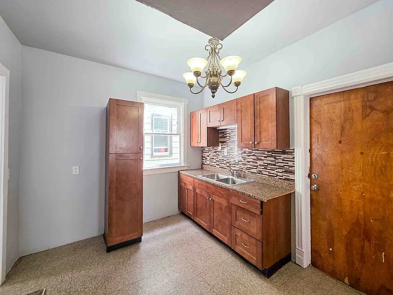 339 Hampshire St — Photo 3