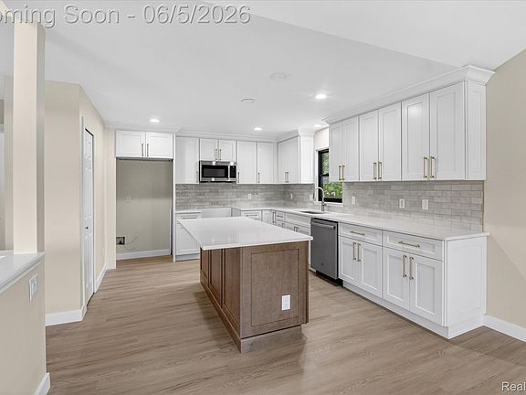 3rd image of 3901 Highlander Way W