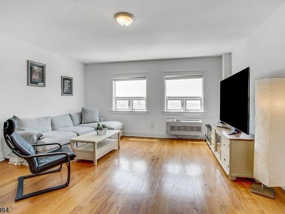 5th image of 809 22nd St APT 1107