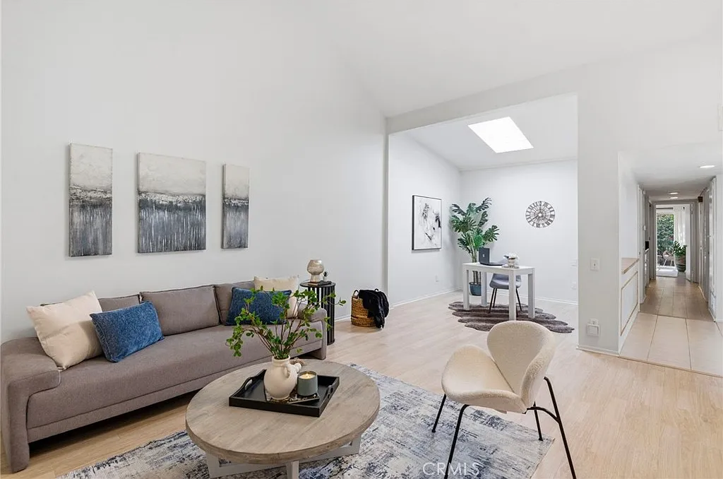 3 bed, 1295 sqft, $4,400 — Photo 3